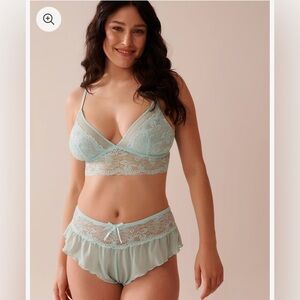 la Vie en Rose Lingerie Mesh and Floral Lace 2-piece Set READ Mismatched Sizes